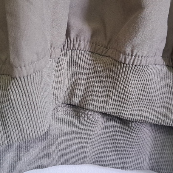 Golf MENS water & wind resistant top Kaki color V neck Perfect for fall weather - Picture 6 of 9